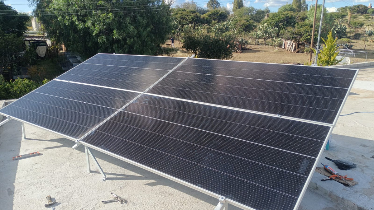 Arreglo de paneles solares sobre una cubierta, fotografía del archivo de FotOM